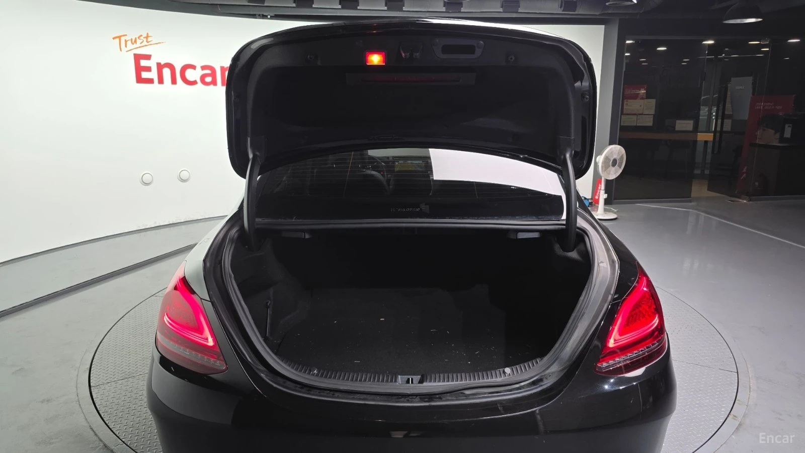 Mercedes-Benz C 220 D 4MATIC AMG-LINE Автокредит Цена до България, снимка 17 - Автомобили и джипове - 55486796