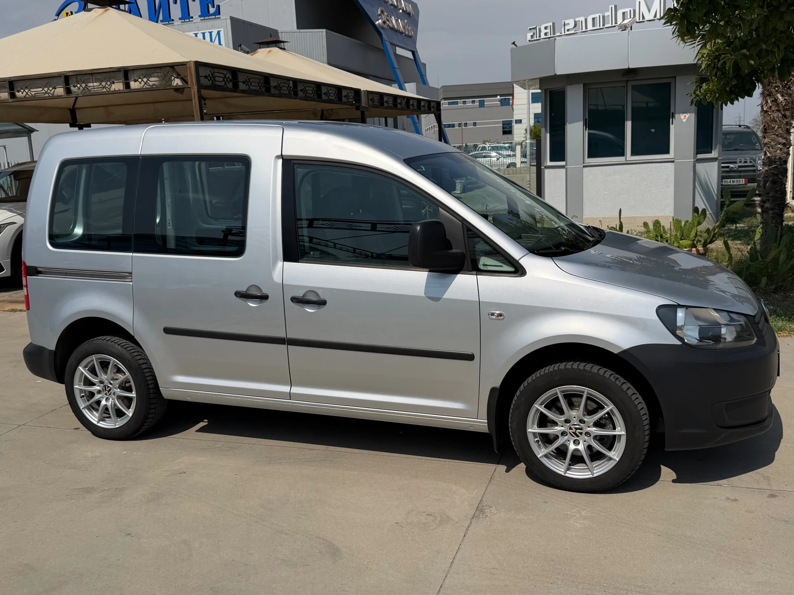 VW Caddy 2.0-МЕТАН-85000км-КАТО НОВ-СЕРВИЗНА ИСТОРИЯ!, снимка 4 - Автомобили и джипове - 55902023