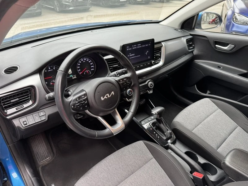 Kia Stonic 1.0i Автоматик, снимка 8 - Автомобили и джипове - 53681621