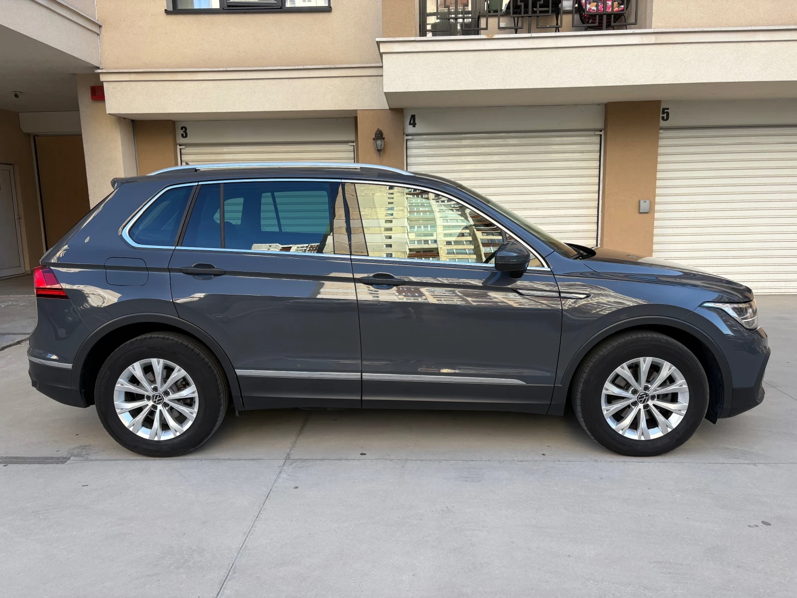 VW Tiguan Facelift, Distronic, Сервизна История-2023г., снимка 8 - Автомобили и джипове - 54729560