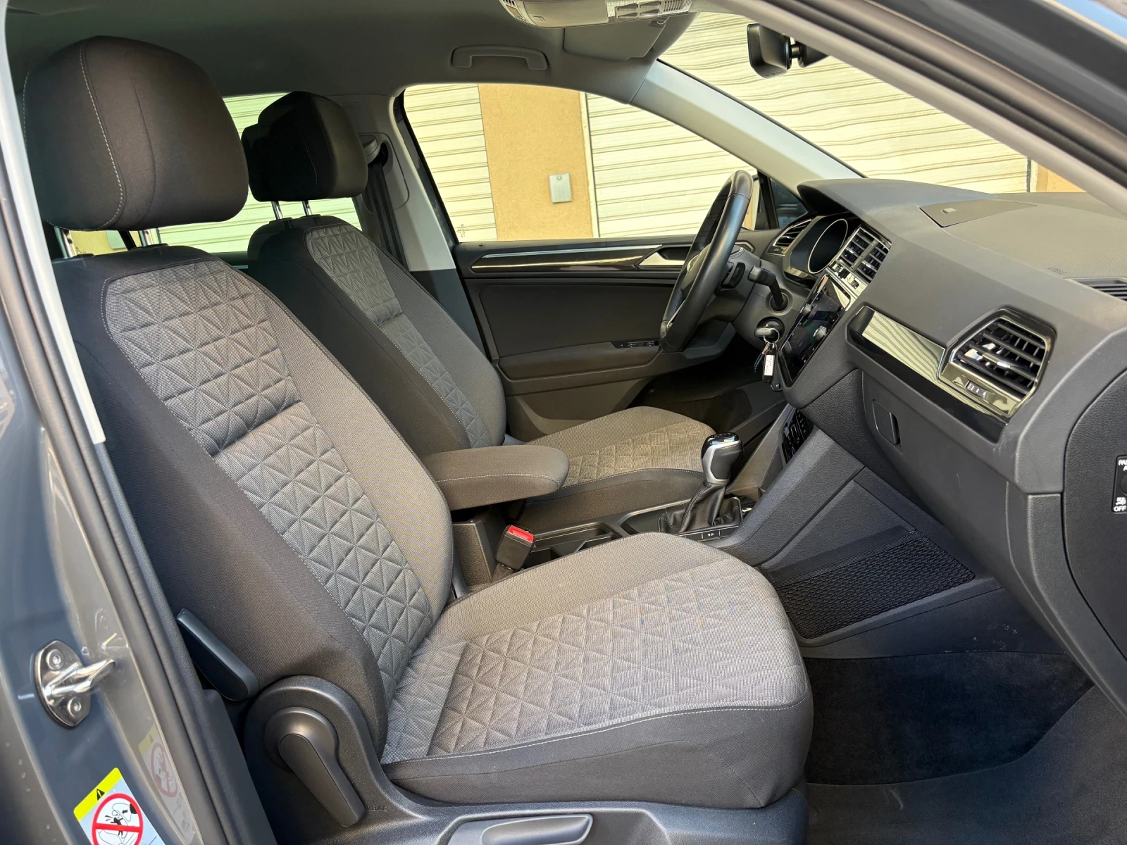 VW Tiguan Facelift, Distronic, Сервизна История-2023г., снимка 11 - Автомобили и джипове - 54729560