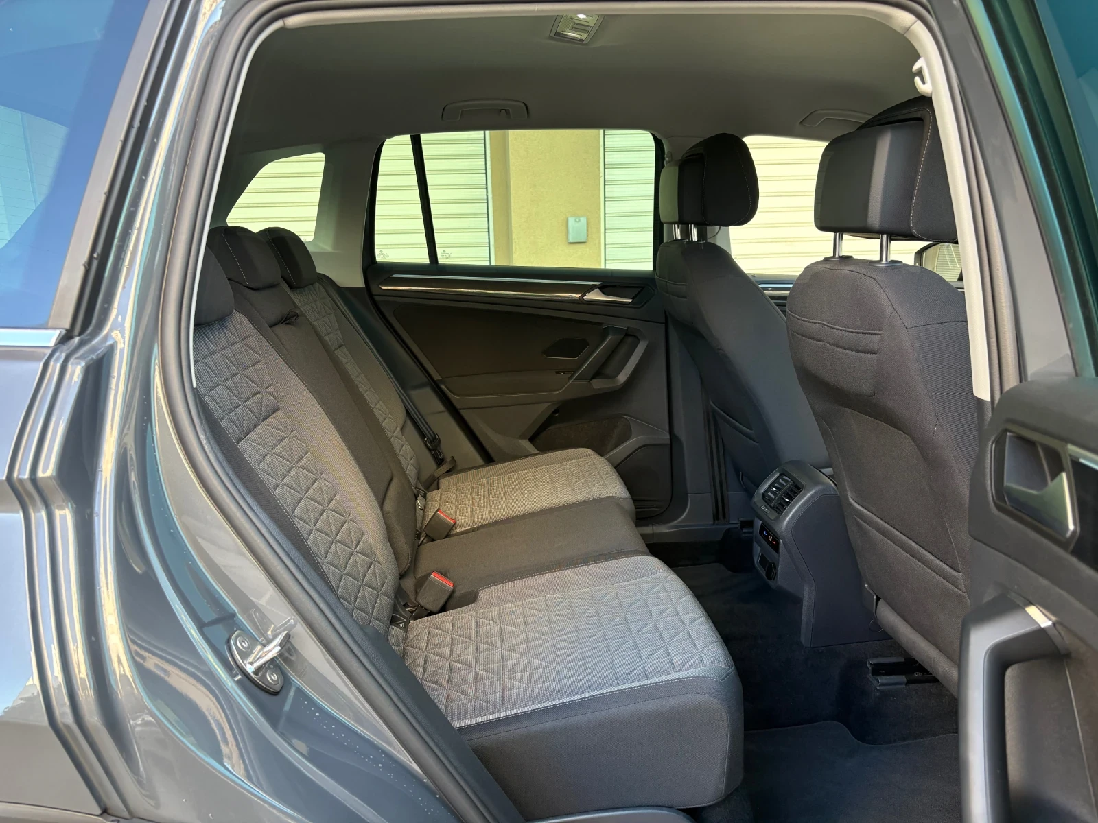 VW Tiguan Facelift, Distronic, Сервизна История-2023г., снимка 13 - Автомобили и джипове - 54729560