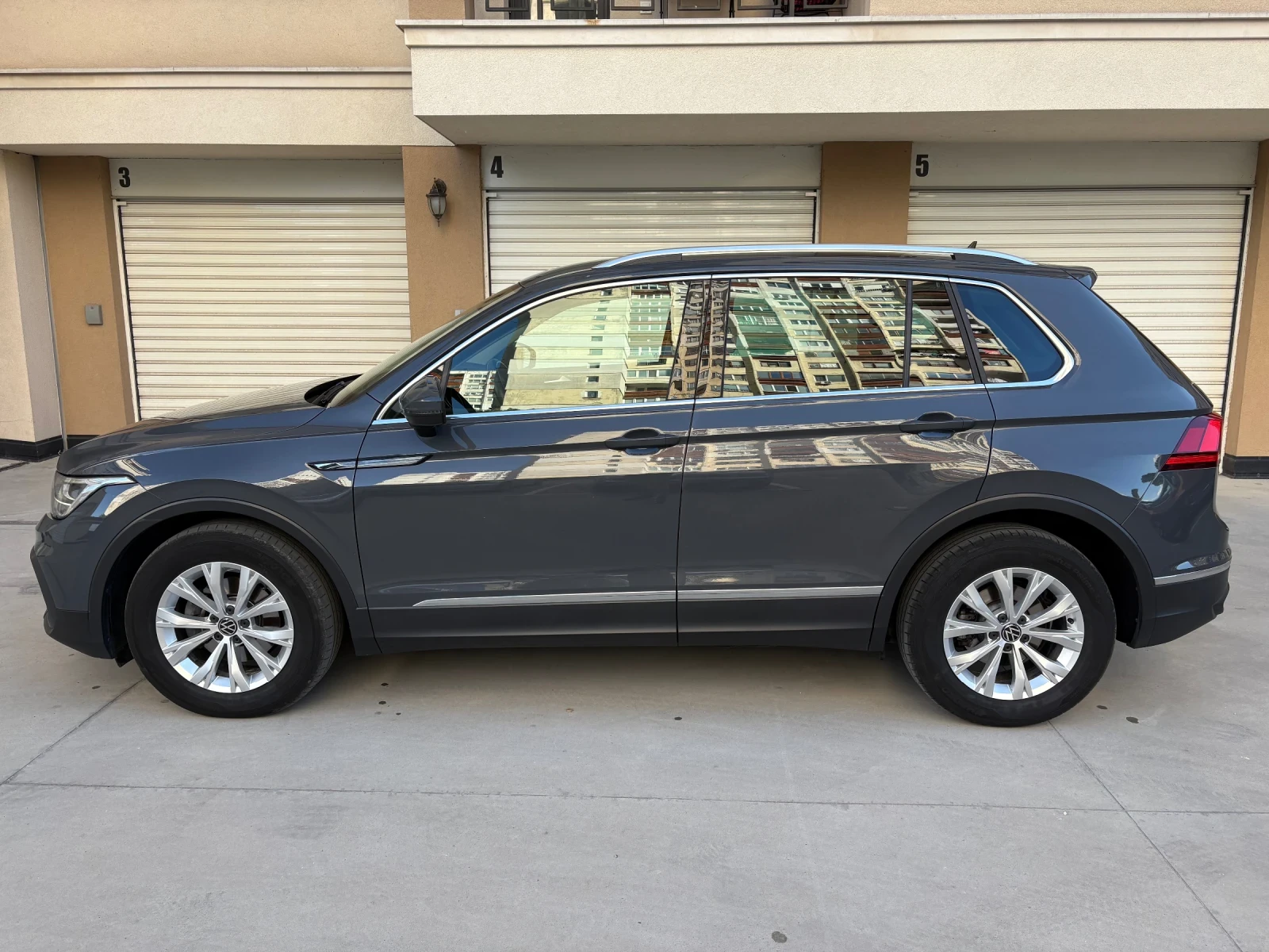 VW Tiguan Facelift, Distronic, Сервизна История-2023г., снимка 7 - Автомобили и джипове - 54729560
