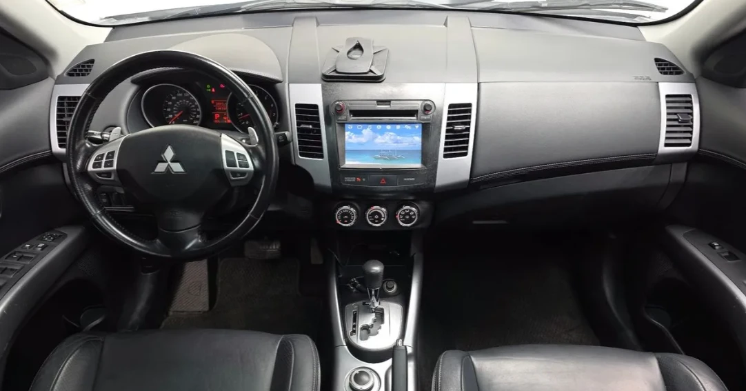 Mitsubishi Outlander 2.4 Бензин, снимка 3 - Автомобили и джипове - 55722780