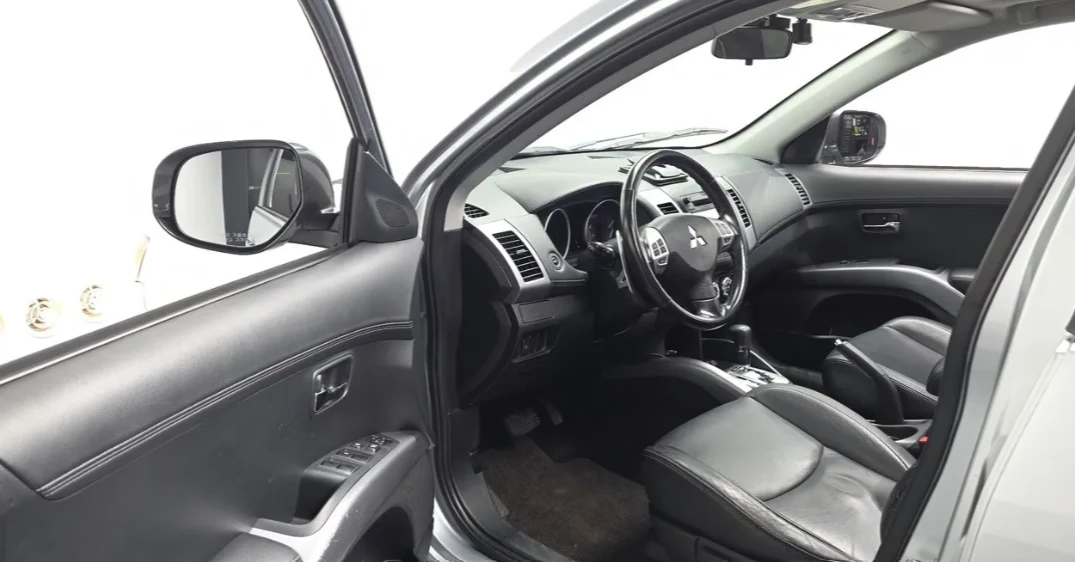 Mitsubishi Outlander 2.4 Бензин, снимка 9 - Автомобили и джипове - 55722780
