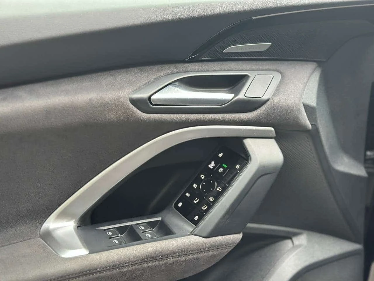 Audi SQ5 * Black Optics Pkg| Accident Free| 1 Owner| Techni, снимка 15 - Автомобили и джипове - 56328669