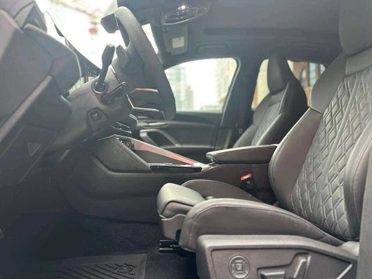 Audi SQ5 * Black Optics Pkg| Accident Free| 1 Owner| Techni, снимка 14 - Автомобили и джипове - 56328669
