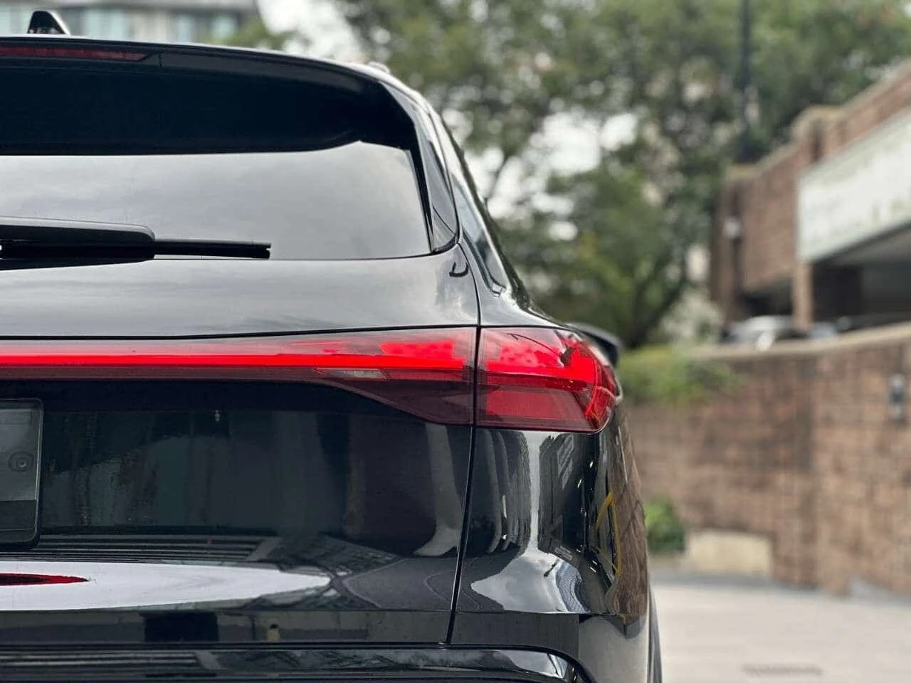Audi SQ5 * Black Optics Pkg| Accident Free| 1 Owner| Techni, снимка 4 - Автомобили и джипове - 56328669