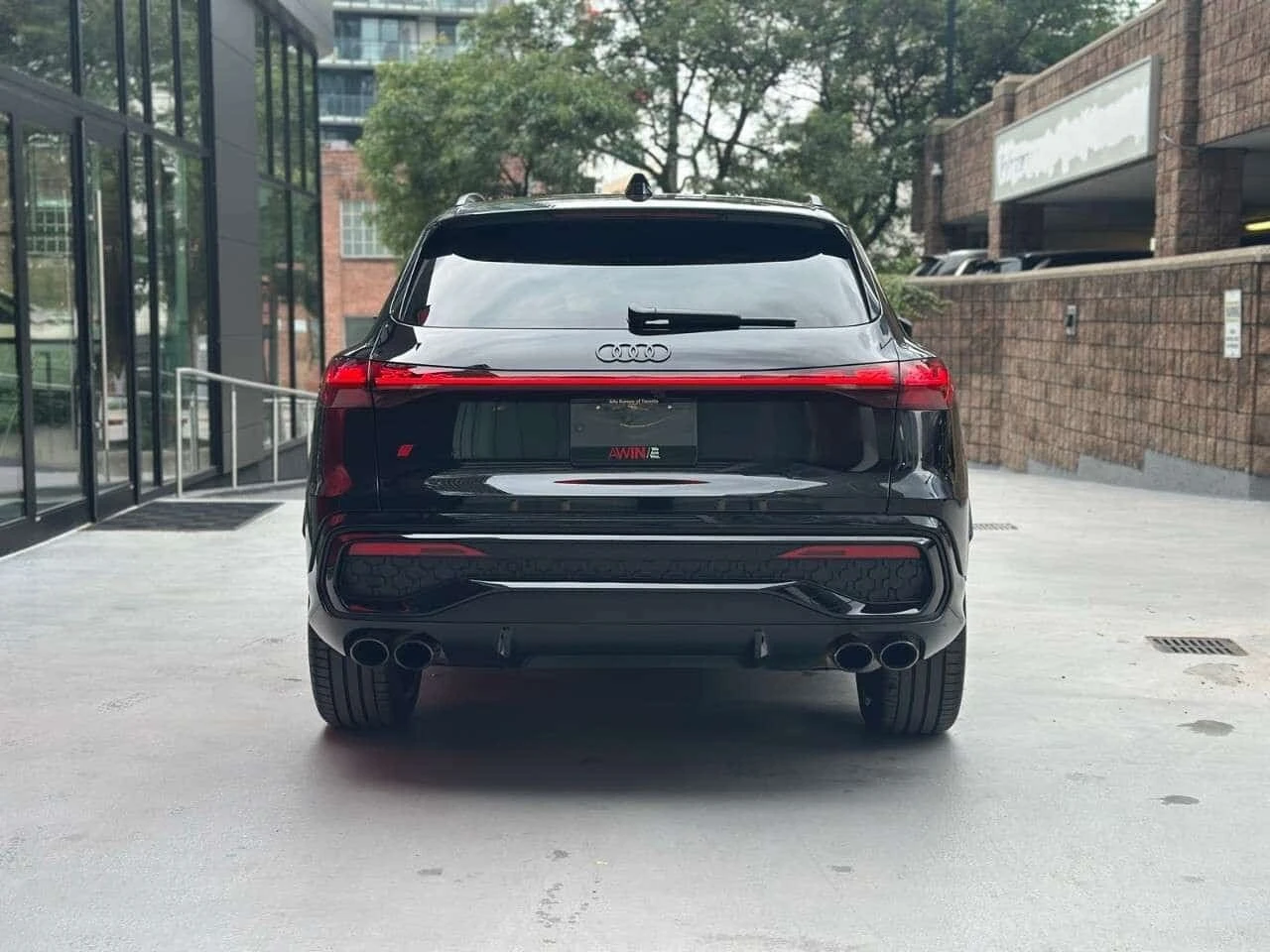 Audi SQ5 * Black Optics Pkg| Accident Free| 1 Owner| Techni, снимка 3 - Автомобили и джипове - 56328669