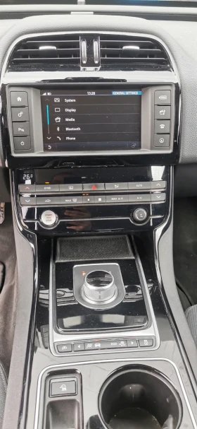 Jaguar XE 2.2D - [10] 