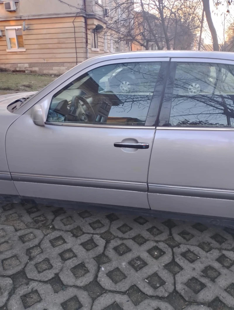 Mercedes-Benz E 200, снимка 2 - Автомобили и джипове - 48801596