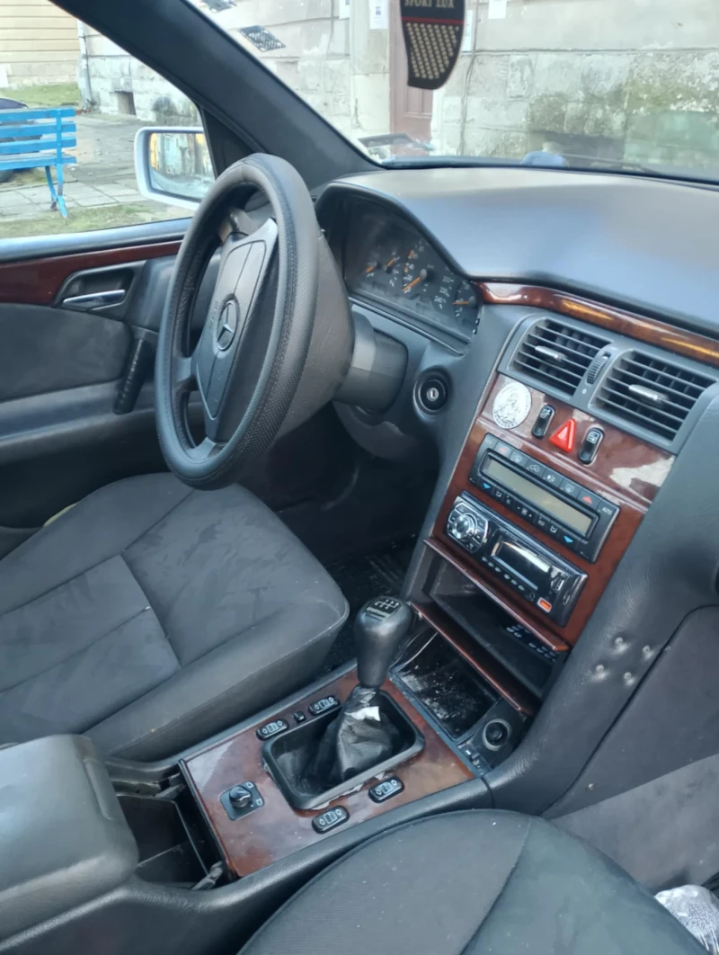 Mercedes-Benz E 200, снимка 10 - Автомобили и джипове - 48801596