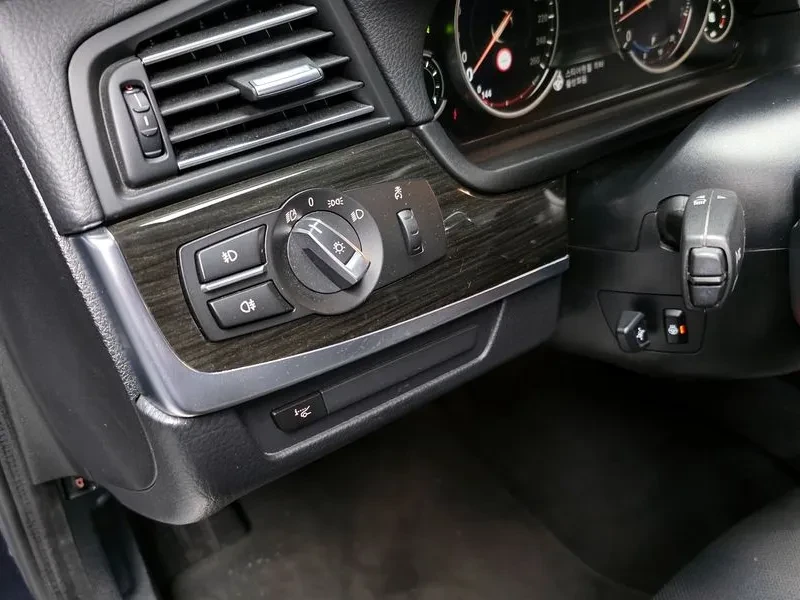 BMW 528 I xDrive Luxury Plus, снимка 16 - Автомобили и джипове - 53705513