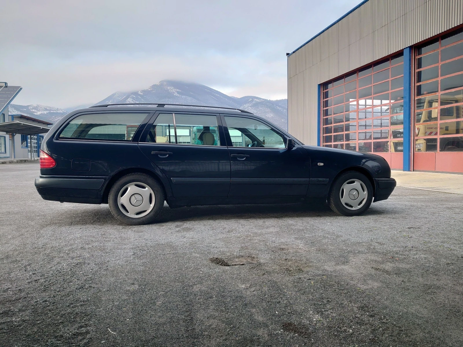 Mercedes-Benz E 230  - изображение 2