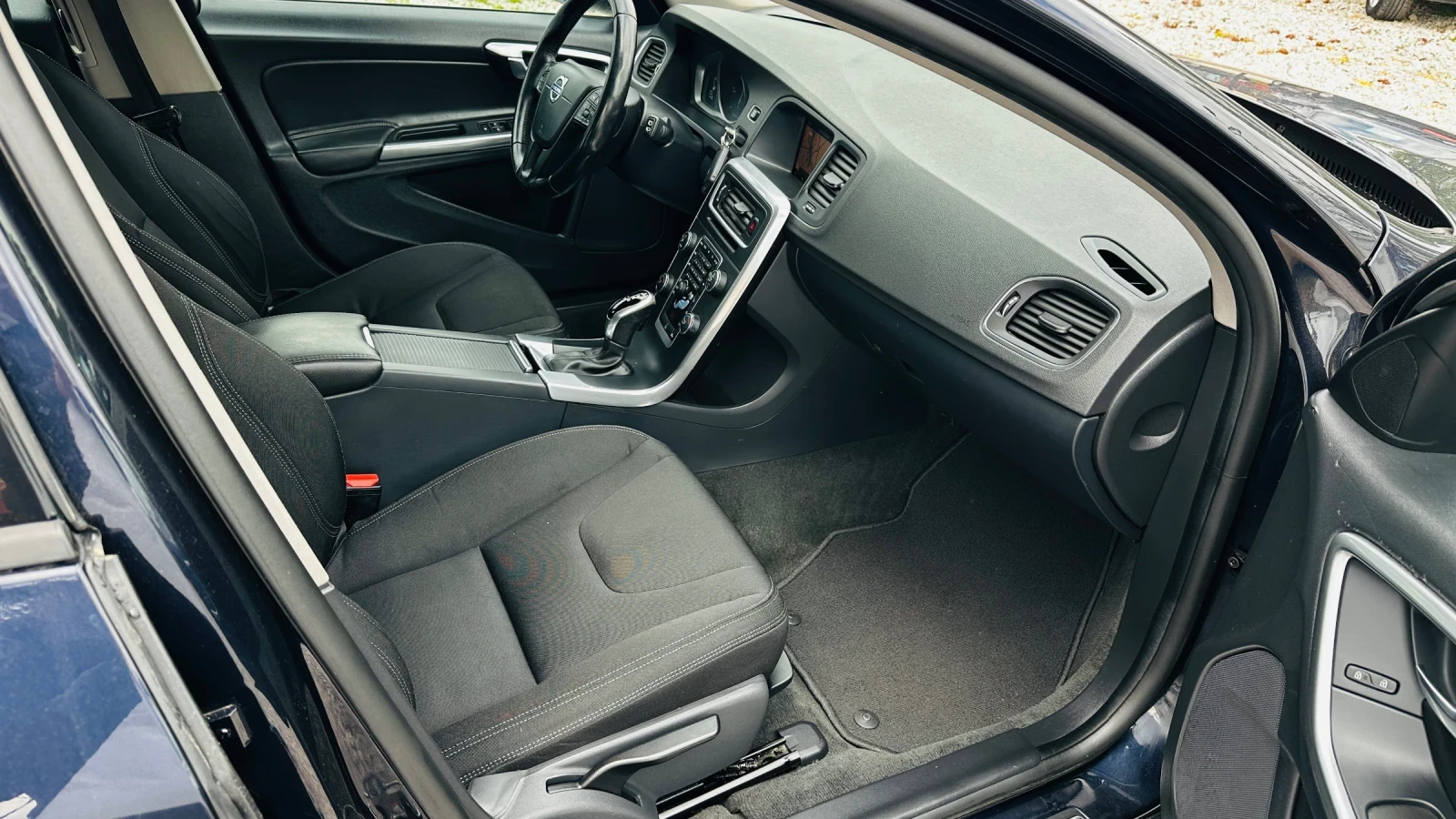 Volvo V60 Face-2.0d-150kc euro 6 автоматик Нави, снимка 7 - Автомобили и джипове - 53624624