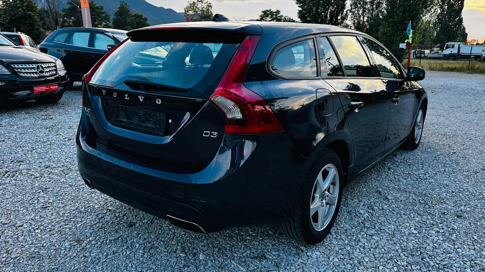 Volvo V60 2018г-2.0d-150kc euro 6 автоматик Нави, снимка 4 - Автомобили и джипове - 53624624
