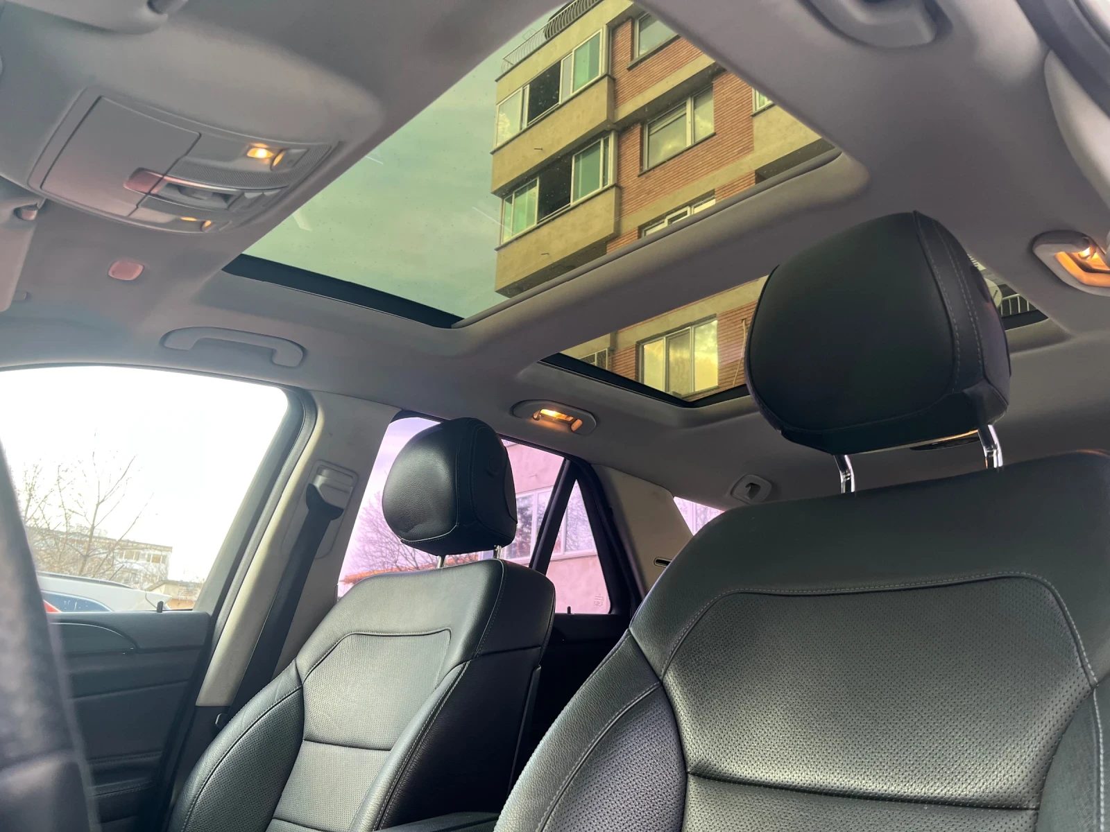 Mercedes-Benz GLE 350 AMG / 4 Matic / Обдухване / PANO / 9G / Пера , снимка 15 - Автомобили и джипове - 53786062