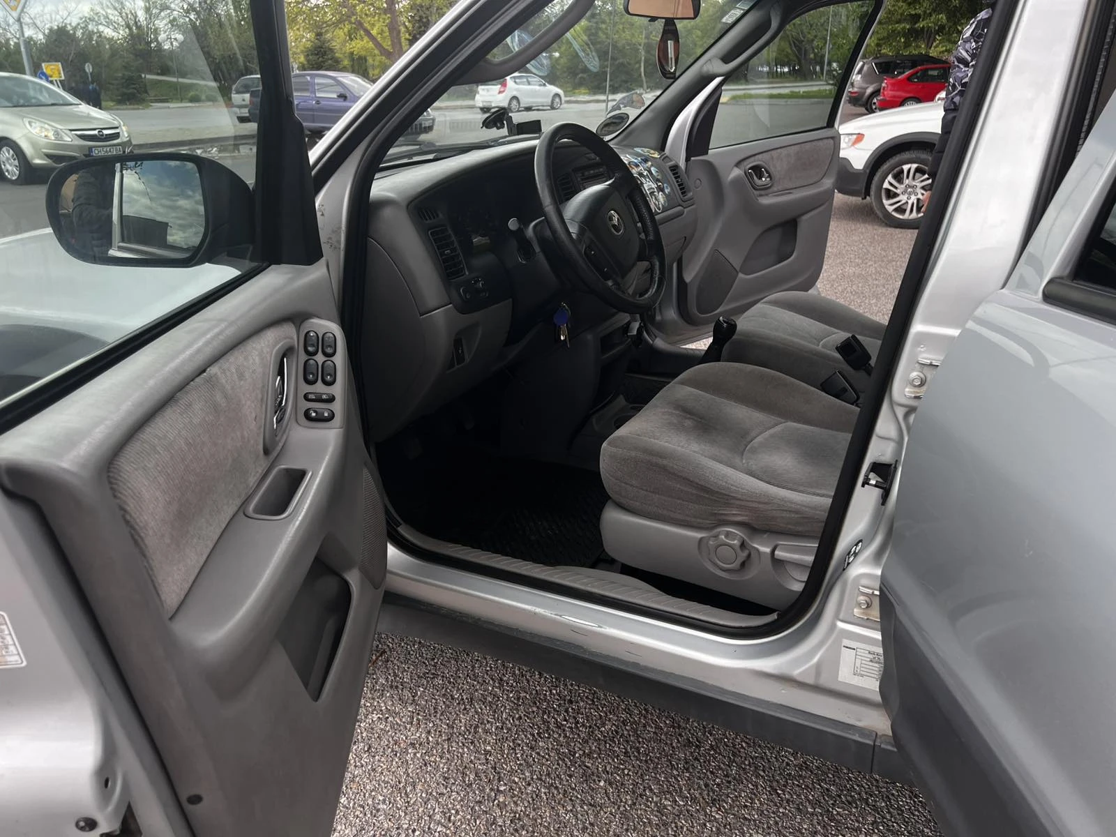 Mazda Tribute, снимка 9 - Автомобили и джипове - 54382694