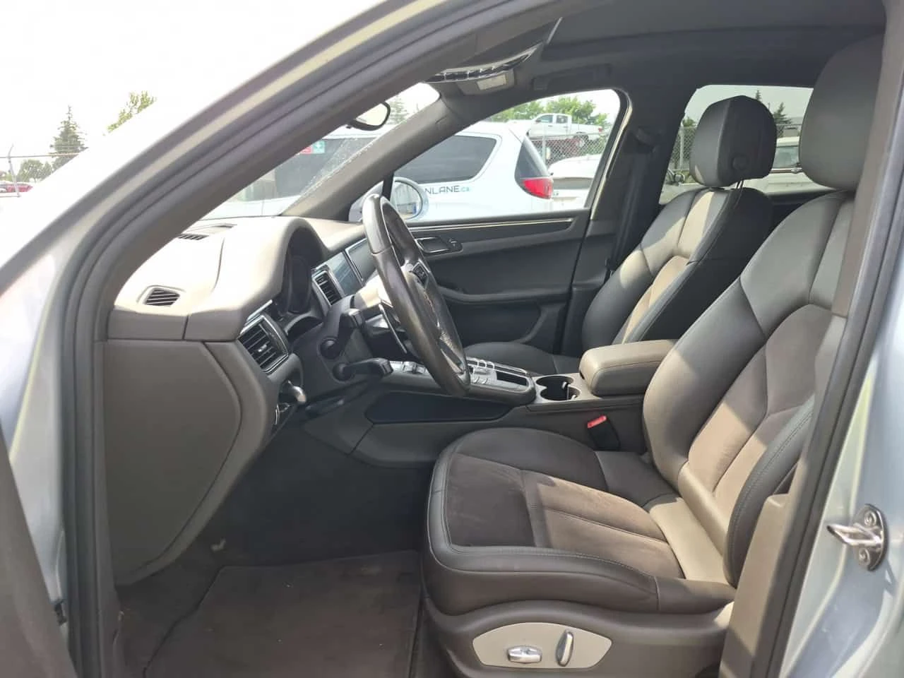 Porsche Macan ALCANTARA| LANE ASSIST| ПАМЕТ| ПОДГРЕВИ| 2 КЛЮЧА, снимка 8 - Автомобили и джипове - 54833363