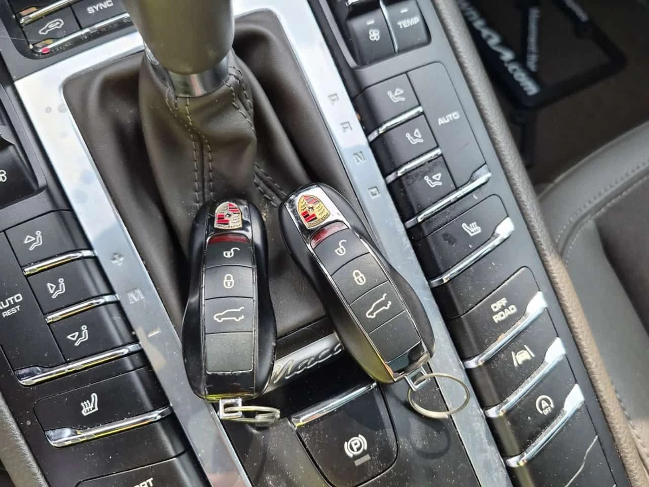 Porsche Macan ALCANTARA| LANE ASSIST| ПАМЕТ| ПОДГРЕВИ| 2 КЛЮЧА, снимка 17 - Автомобили и джипове - 54833363