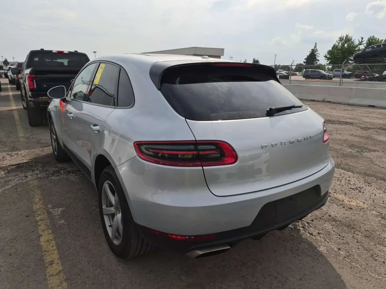 Porsche Macan ALCANTARA| LANE ASSIST| ПАМЕТ| ПОДГРЕВИ| 2 КЛЮЧА, снимка 4 - Автомобили и джипове - 54833363