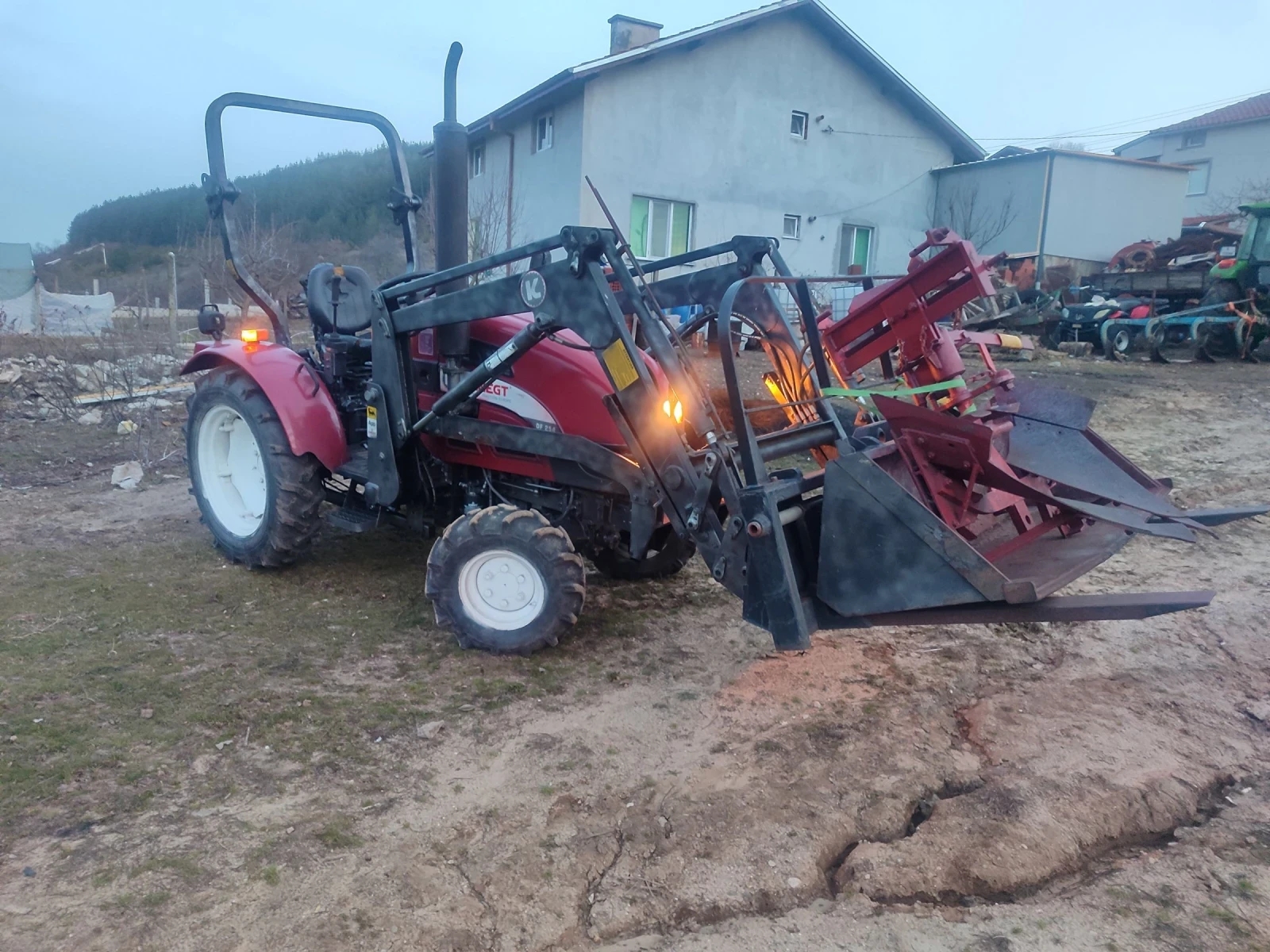 Трактор Dong Feng, снимка 4 - Селскостопанска техника - 53787989