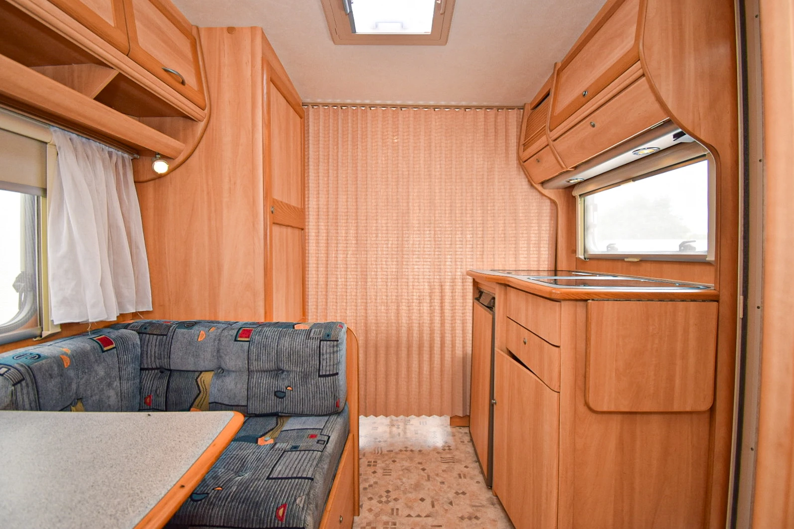 Каравана Sprite Super 390, снимка 4 - Каравани и кемпери - 54947972
