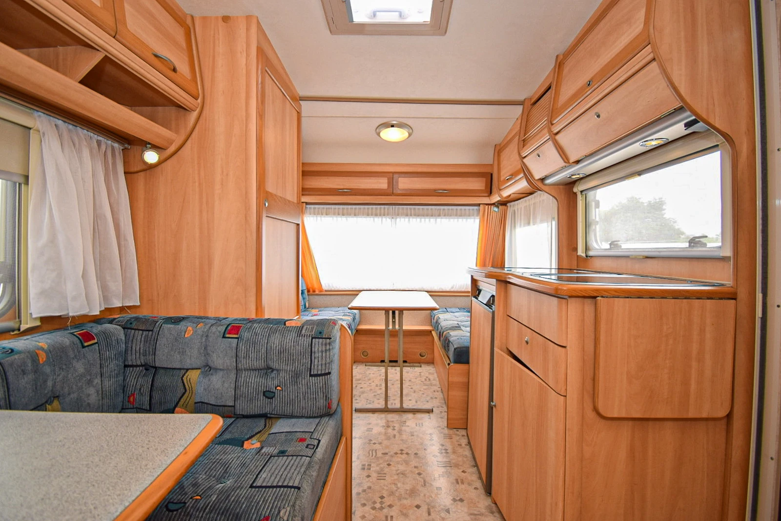 Каравана Sprite Super 390, снимка 5 - Каравани и кемпери - 54947972