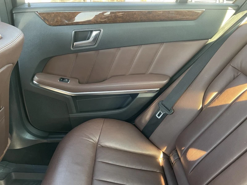 Mercedes-Benz E 220 AMG 7G tronik, снимка 8 - Автомобили и джипове - 50955004