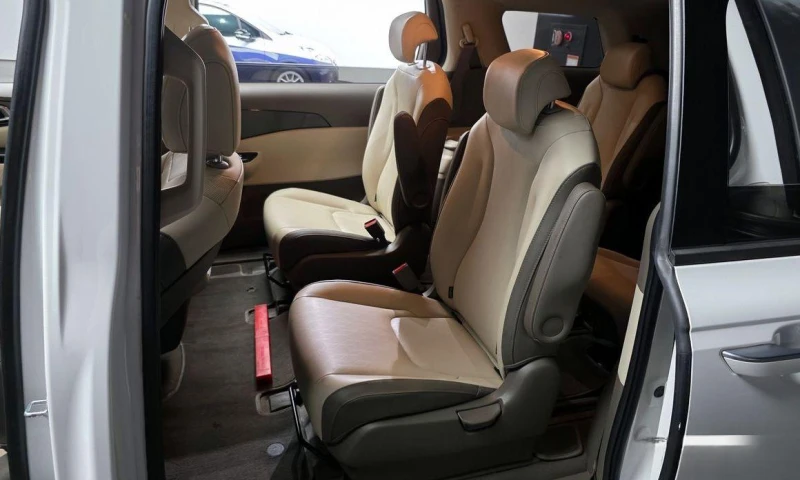 Kia Carnival, снимка 11 - Автомобили и джипове - 51957141