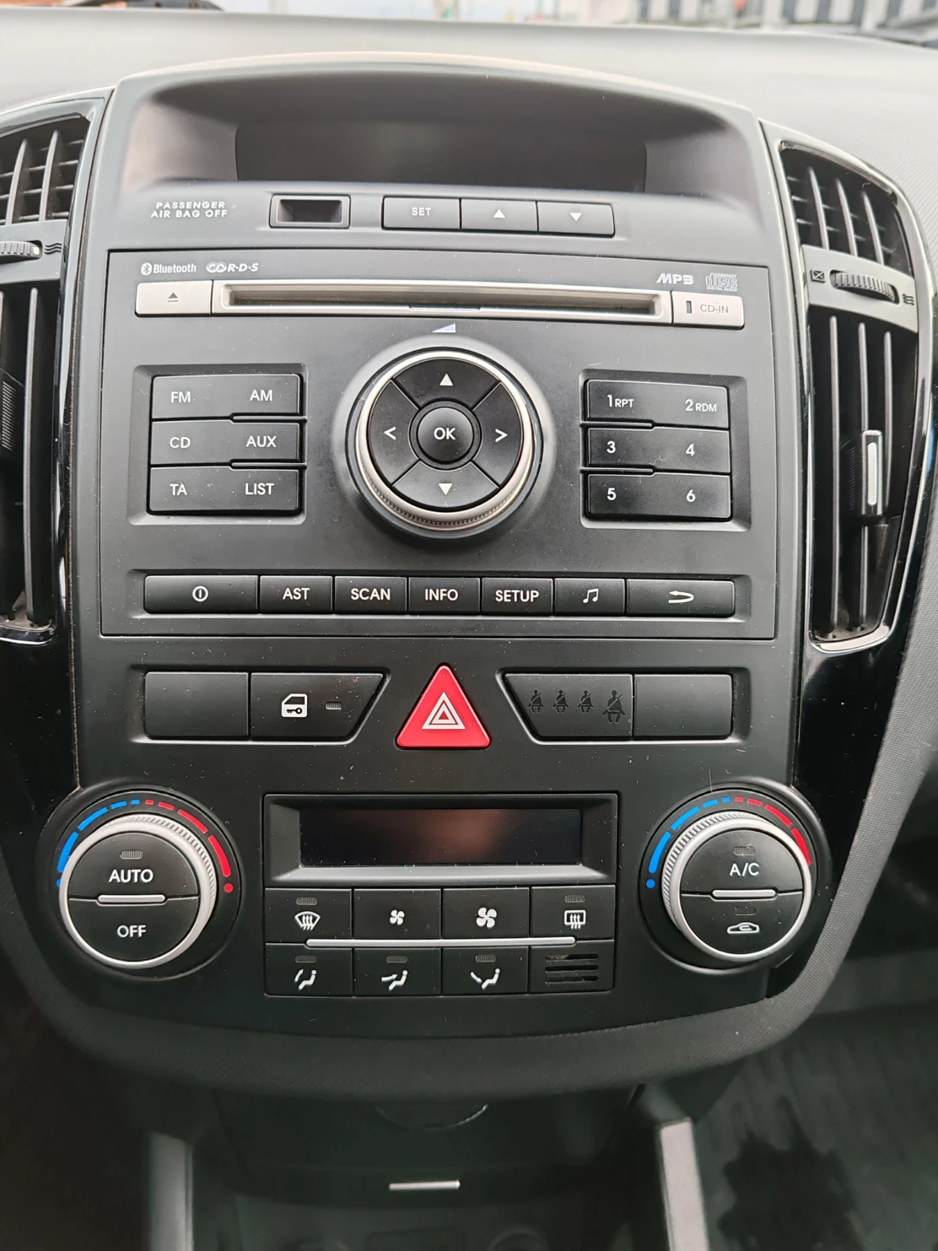 Kia Ceed 1.6crdi, снимка 15 - Автомобили и джипове - 54019541