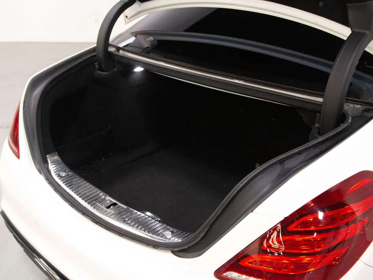 Mercedes-Benz S 63 AMG * CARFAX * Фиксирана цена до БГ * , снимка 8 - Автомобили и джипове - 54060156