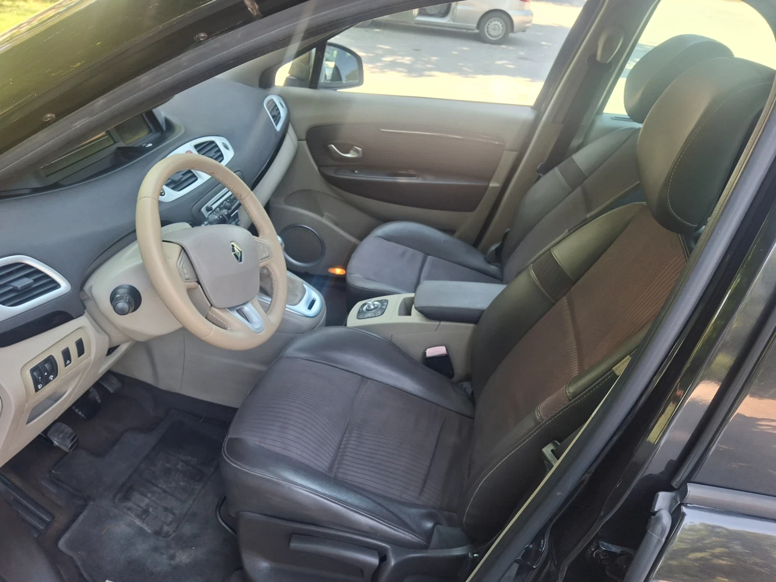 Renault Scenic 2.0 dci, снимка 9 - Автомобили и джипове - 56078650