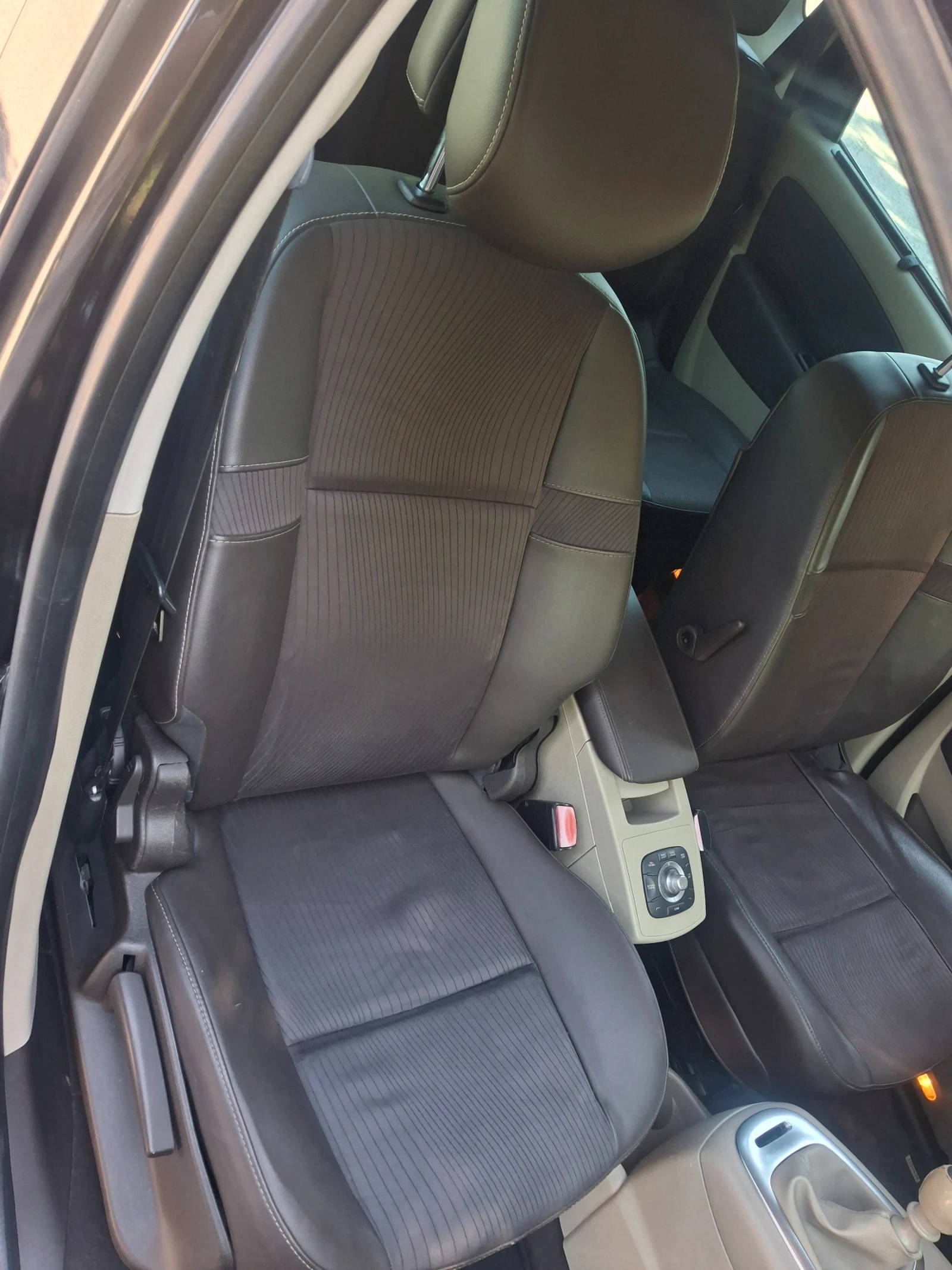 Renault Scenic 2.0 dci, снимка 15 - Автомобили и джипове - 56078650