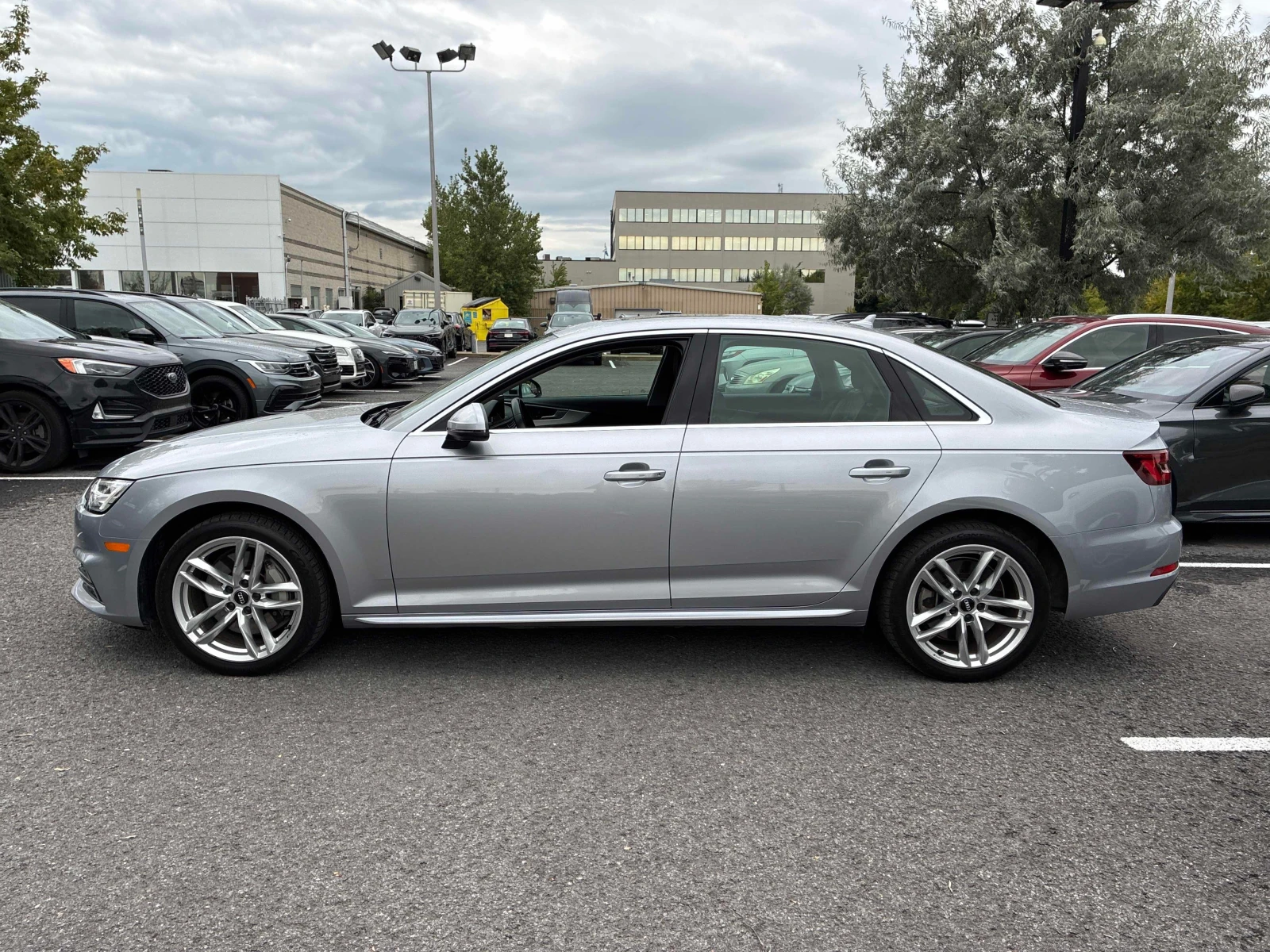 Audi A4 Technik | CARFAX | АВТОКРЕДИТ БЕЗ ПЪРВОНАЧАЛНА , снимка 3 - Автомобили и джипове - 56079098