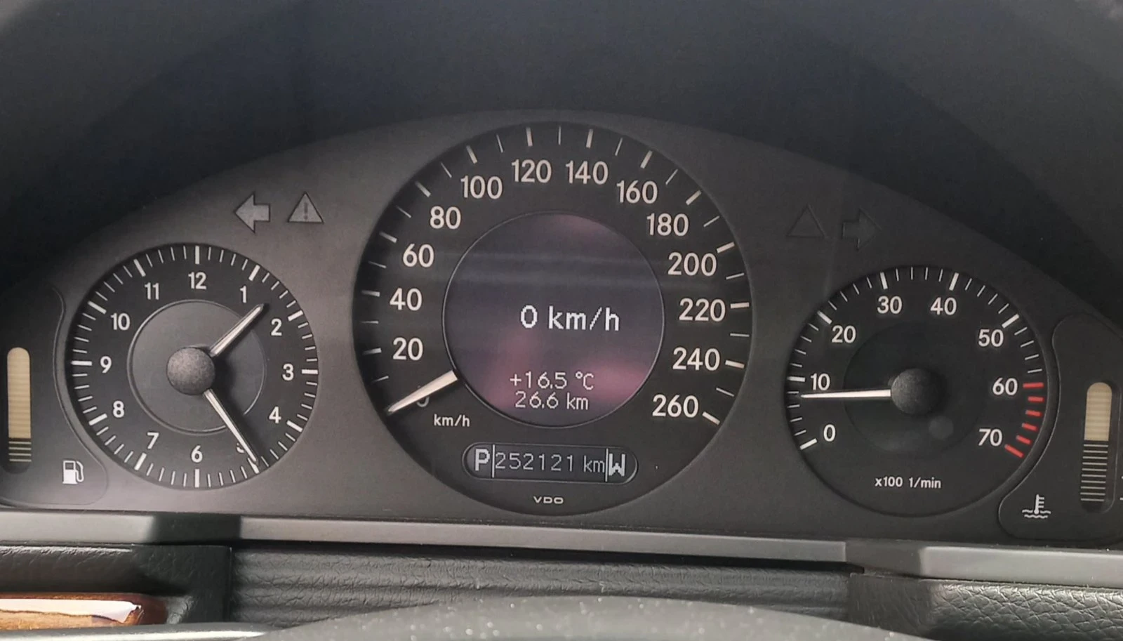 Mercedes-Benz E 200  - изображение 6