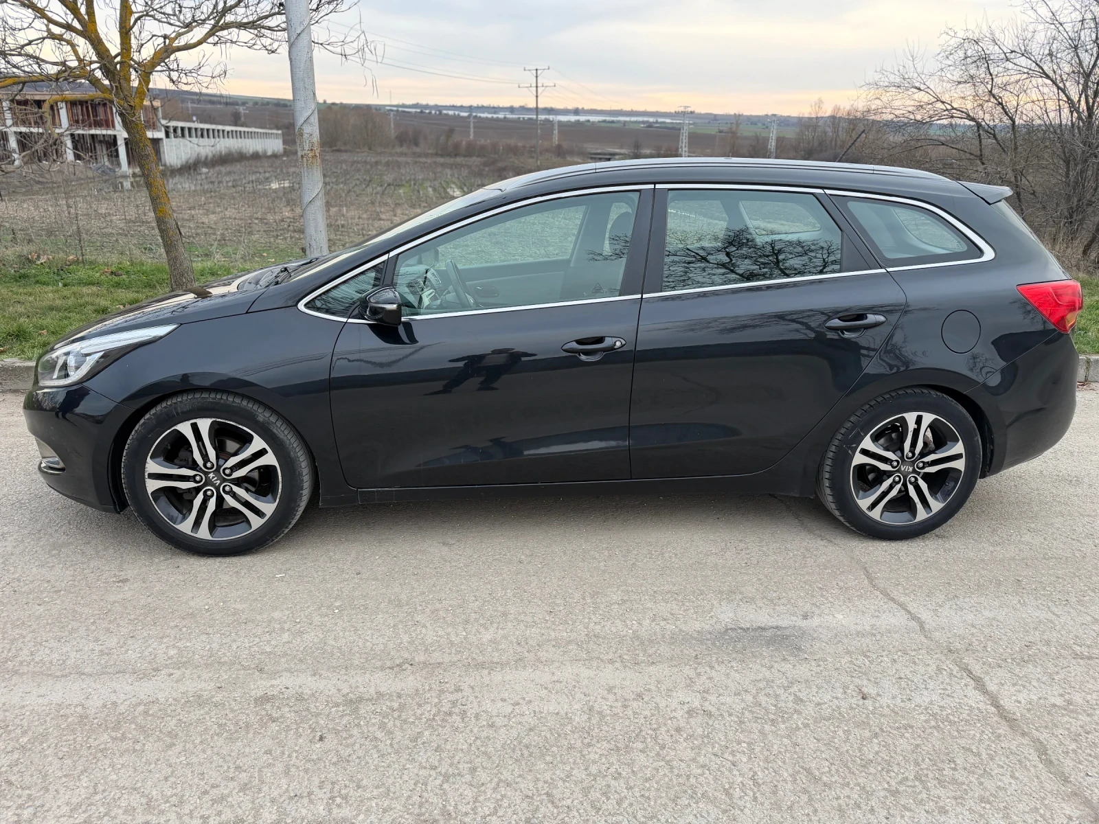 Kia Ceed 1.6CRDI/128КС/6 скорости/NAVI/КАМЕРА/LED/ , снимка 3 - Автомобили и джипове - 53787889