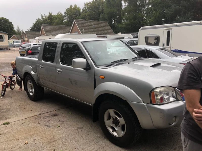 Nissan Navara 2.5DI, снимка 8 - Автомобили и джипове - 11974992