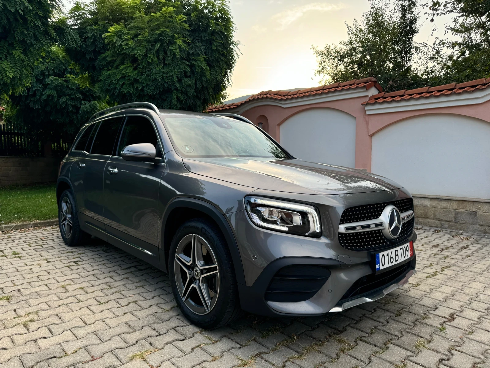 Mercedes-Benz GLB 220cdi/AMG/Keyless/Digital/Ambient/7местен - изображение 3