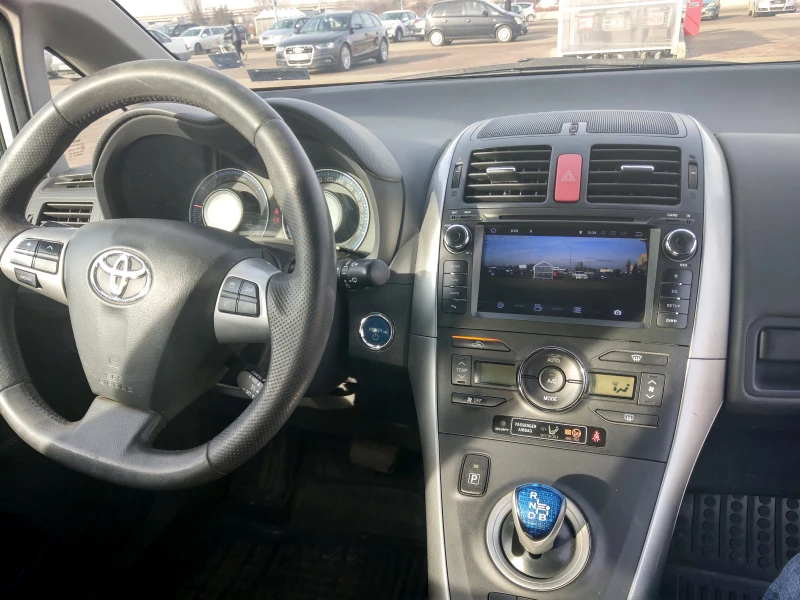 Toyota Auris, снимка 16 - Автомобили и джипове - 48888760