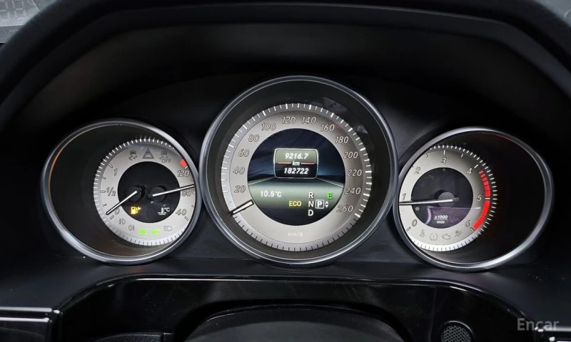 Mercedes-Benz E 220, снимка 8 - Автомобили и джипове - 52938964