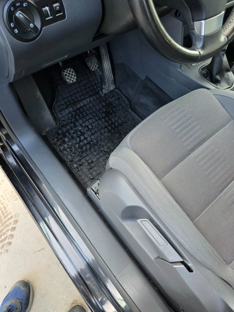 VW Touran 2.0 TDI BMM, снимка 15 - Автомобили и джипове - 53012620