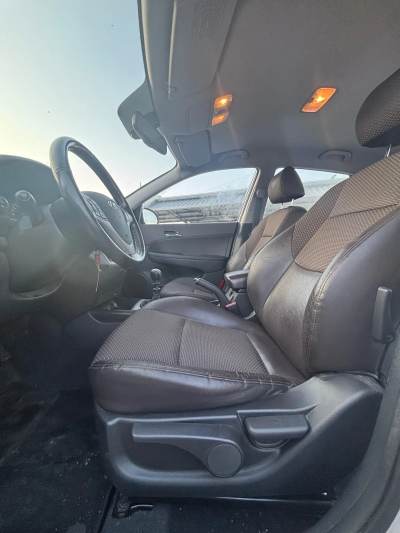 Hyundai I30 2.0 Бензин, снимка 11 - Автомобили и джипове - 53144755