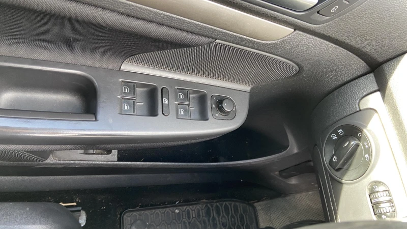 VW Golf 1.6i, снимка 10 - Автомобили и джипове - 53169866