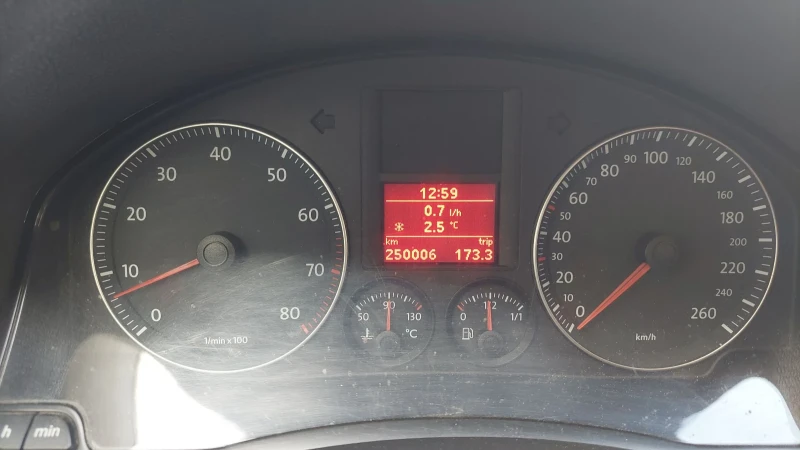 VW Golf 1.6i, снимка 3 - Автомобили и джипове - 53169866