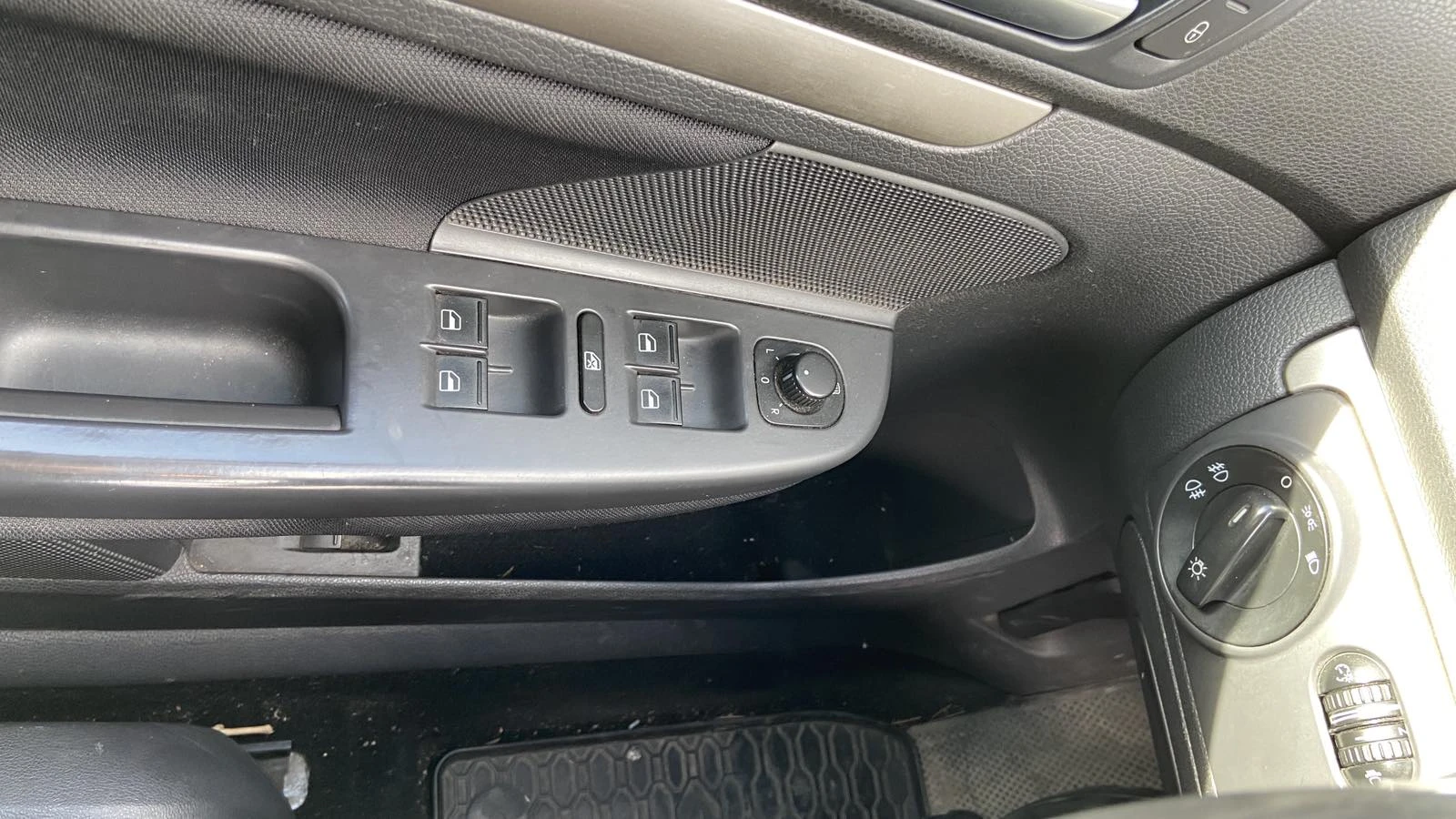 VW Golf 1.6i GAS-KLIMA-NAVI - изображение 10