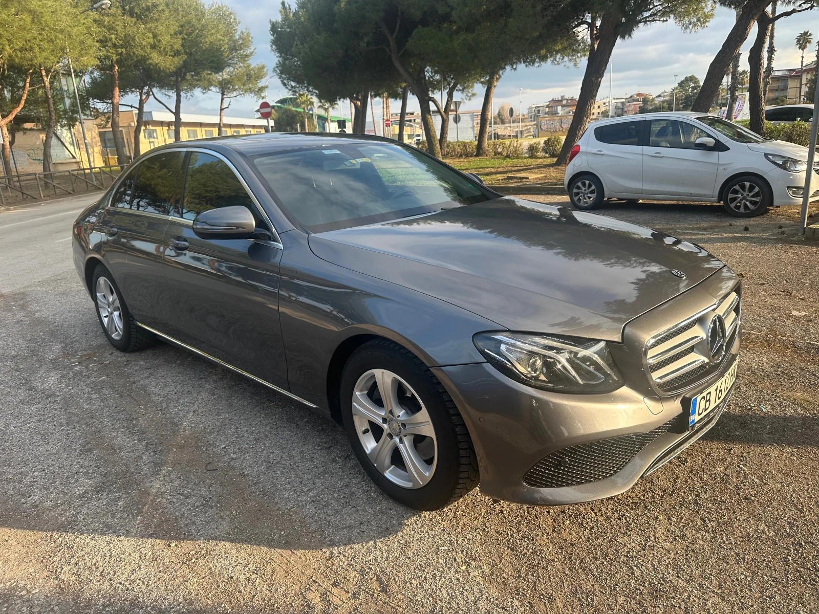 Mercedes-Benz E 200 4MATIC, снимка 3 - Автомобили и джипове - 54065611