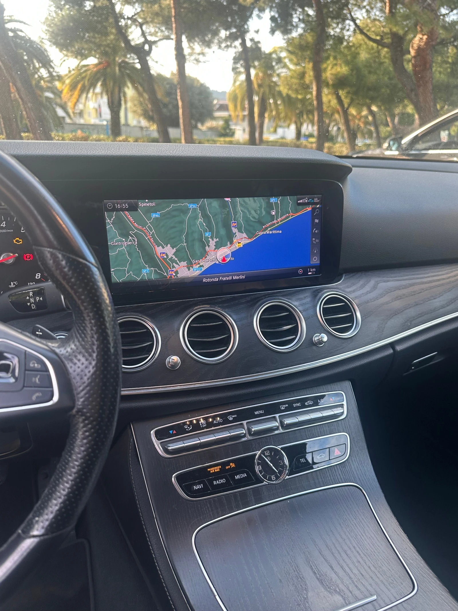 Mercedes-Benz E 200 4MATIC, снимка 9 - Автомобили и джипове - 54065611