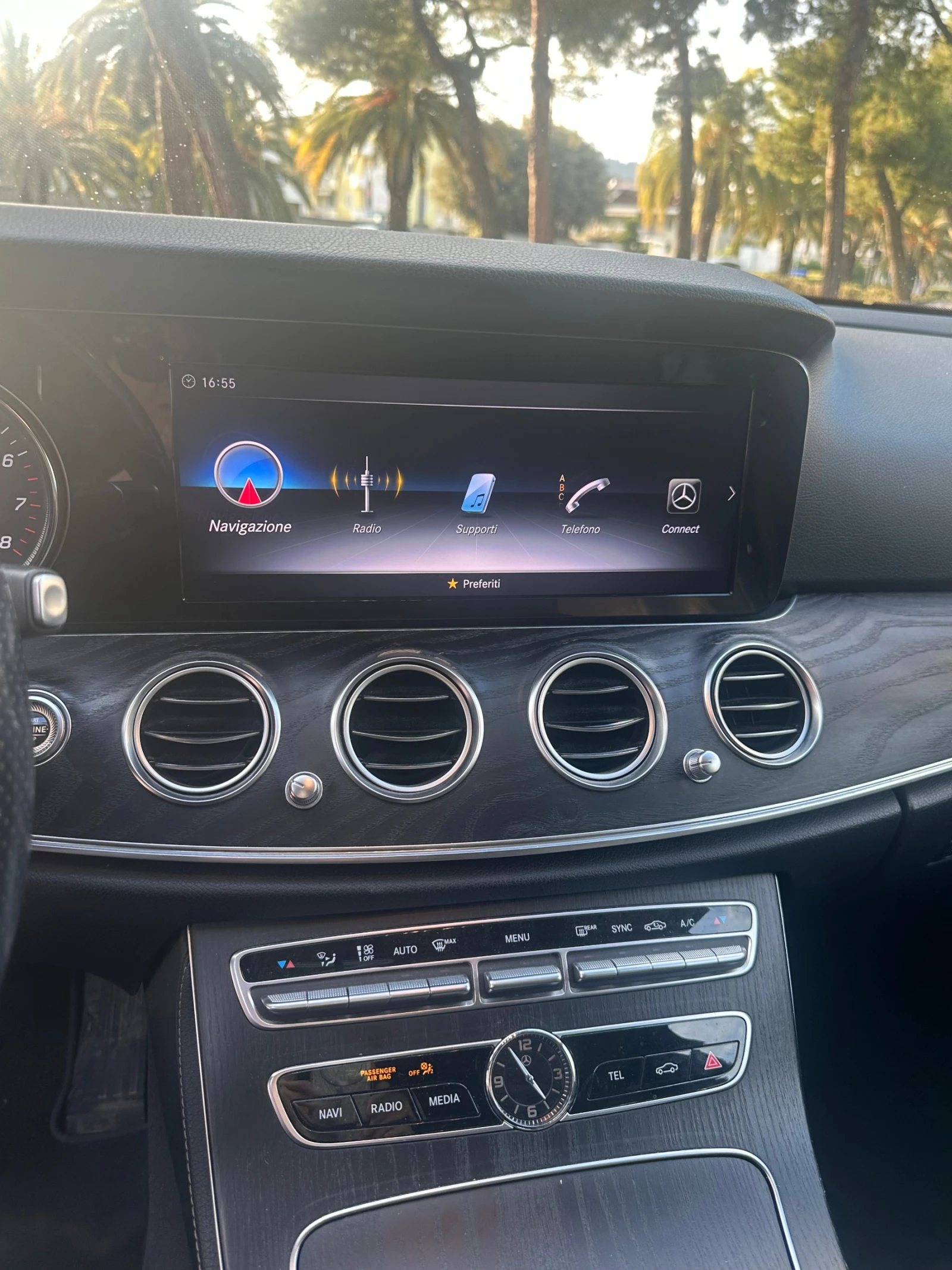 Mercedes-Benz E 200 4MATIC, снимка 10 - Автомобили и джипове - 54065611