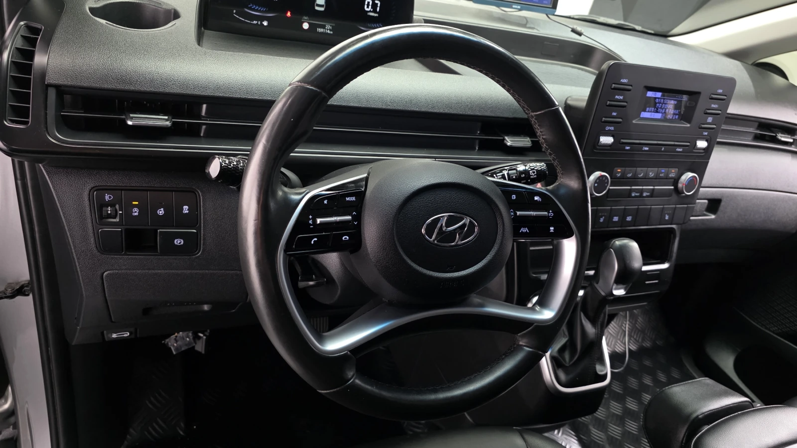 Hyundai Staria Modern* BLIND SPOT* ПОДГРЕВ ВОЛАН* КРАЙНА ЦЕНА, снимка 13 - Автомобили и джипове - 55386975